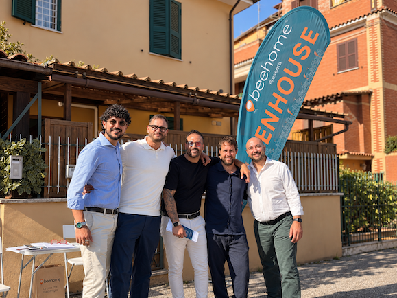 Agente Beehome presenta un immobile durante un open house a Roma